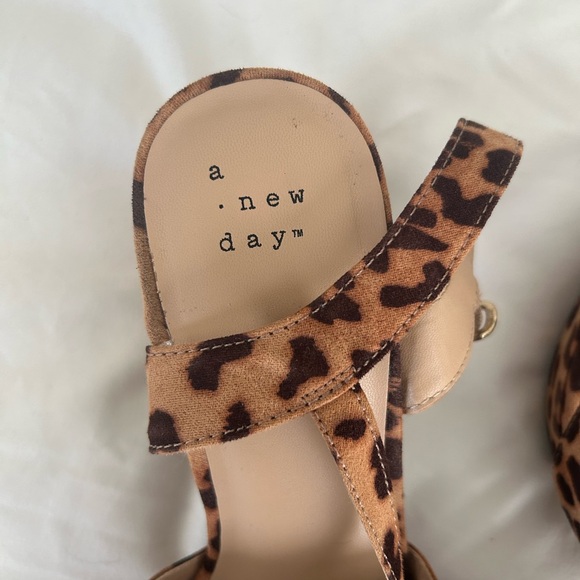 A New Day Cheetah Platform Heels Size 9 - Picture 4 of 4